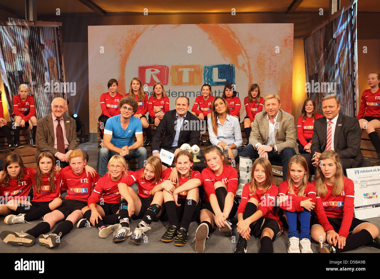 Alfred Biolek, Atze Schröder, Wolfram Kons, Jana Ina Zarrella, Boris Becker und Gast beim Fototermin für das Finale der RTL Stockfoto