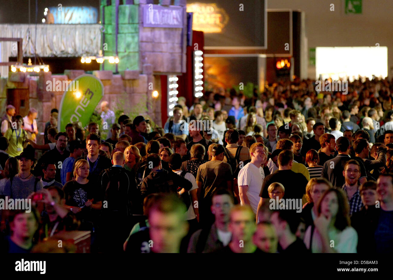 Besucher zu Fuß durch die Halle der Messe Gamescom in Köln, Deutschland, 19. August 2010. Europas größte Messe für interaktive Spiele findet vom 18. bis 22 August. Foto: Oliver Berg Stockfoto