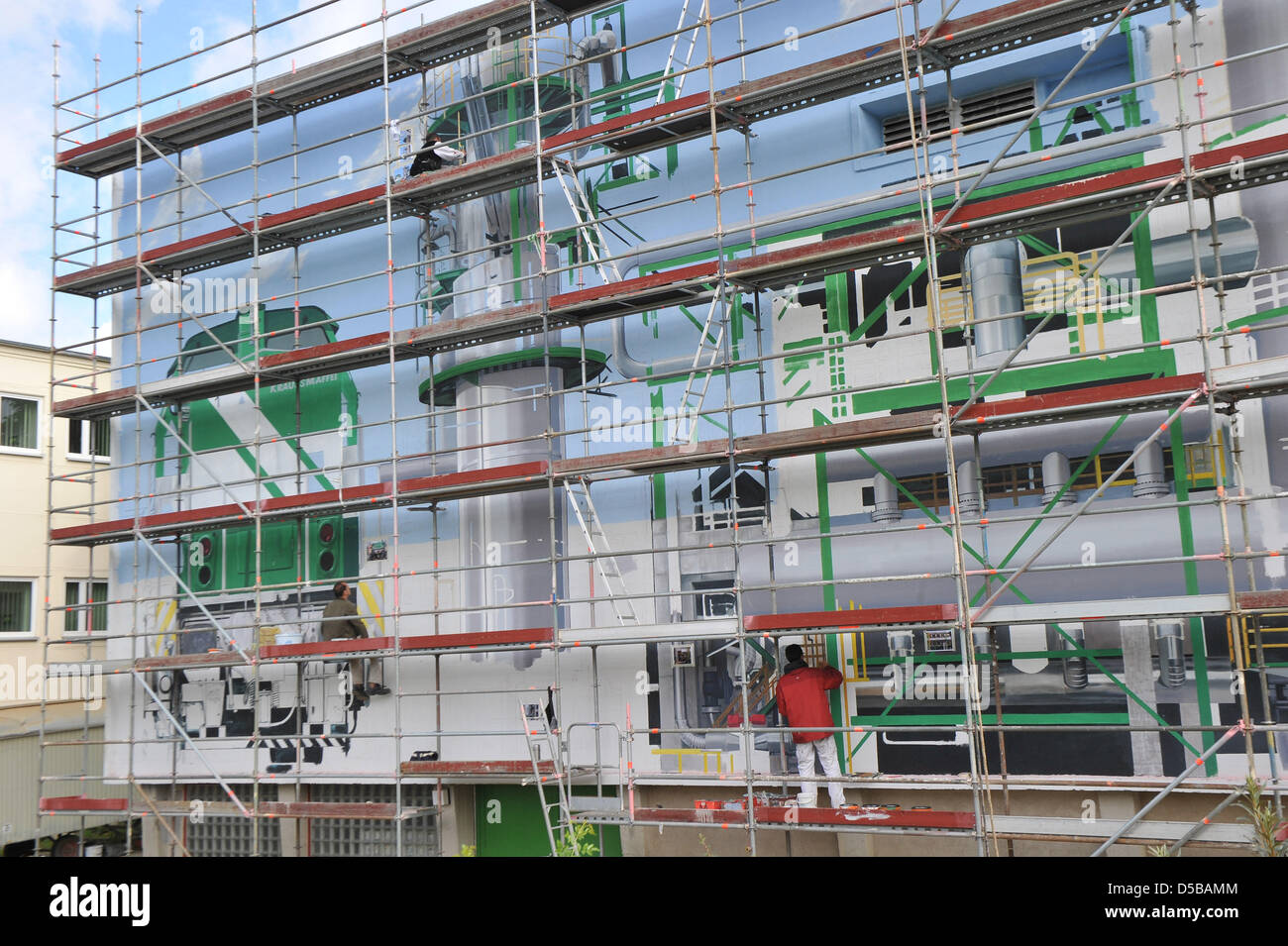 Das Bild bietet eine noch unfertige Wandmalerei an der PCK Raffinerie in Schwedt, Deutschland, 19. August 2010. Für fünf Fassaden, werden die Deutschlands längste Wandbild mit 1000 qm. Foto: Bernd Settnik Stockfoto