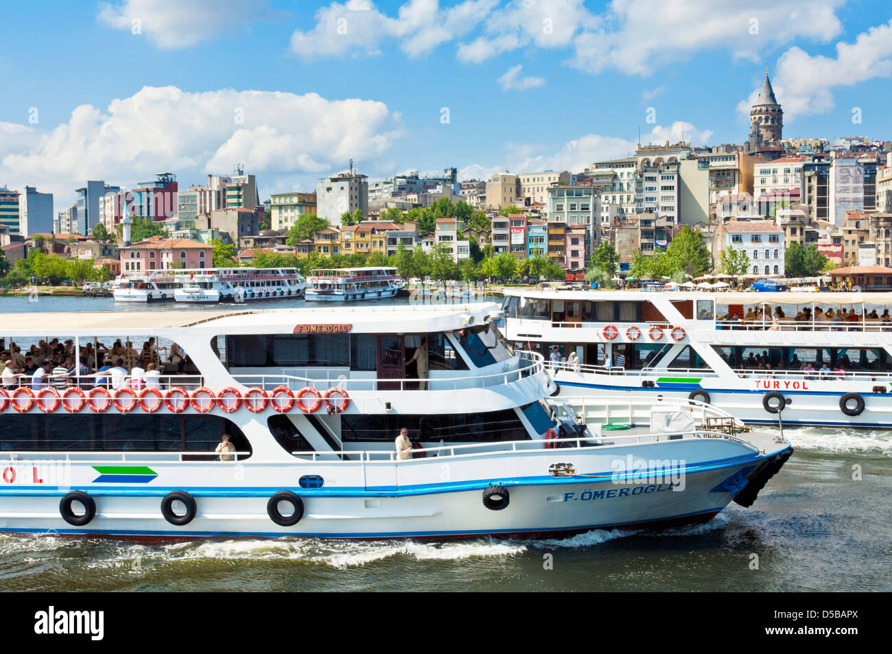 Kreuzfahrt Boote auf den Bosporus und die Skyline von Beyoglu, Istanbul, Türkei, Mitteleuropa Stockfoto