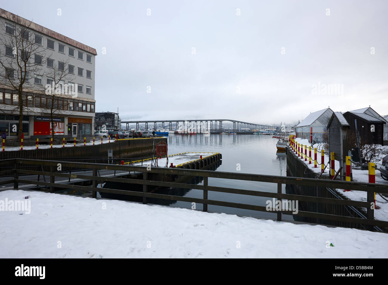 kleinen schwimmenden Steg aus der Stadt quadratische Tromso Troms Norwegen Europa Stockfoto