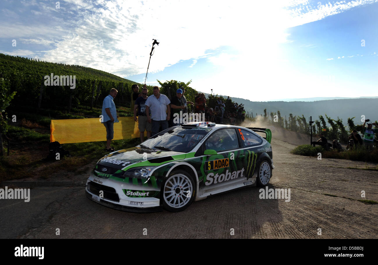 Britische Matthew Wilson und Co-Pilot Scott Martin driften in ihrem Ford Focus RS WRC in den Mosel-Weinbergen während der Wertungsprüfung "Moselwein" bei der ADAC Rallye Deutschland in der Nähe von Kluesserath, Deutschland, 22. August 2010. Foto: Harald Tittel Stockfoto