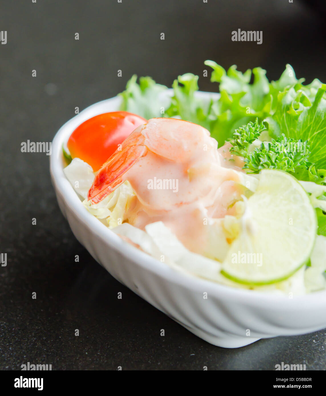 Großaufnahme Gemüsesalat mit Garnelen, Gemüse und weißen-Sahne-Sauce, weiße Schüssel mischen Stockfoto