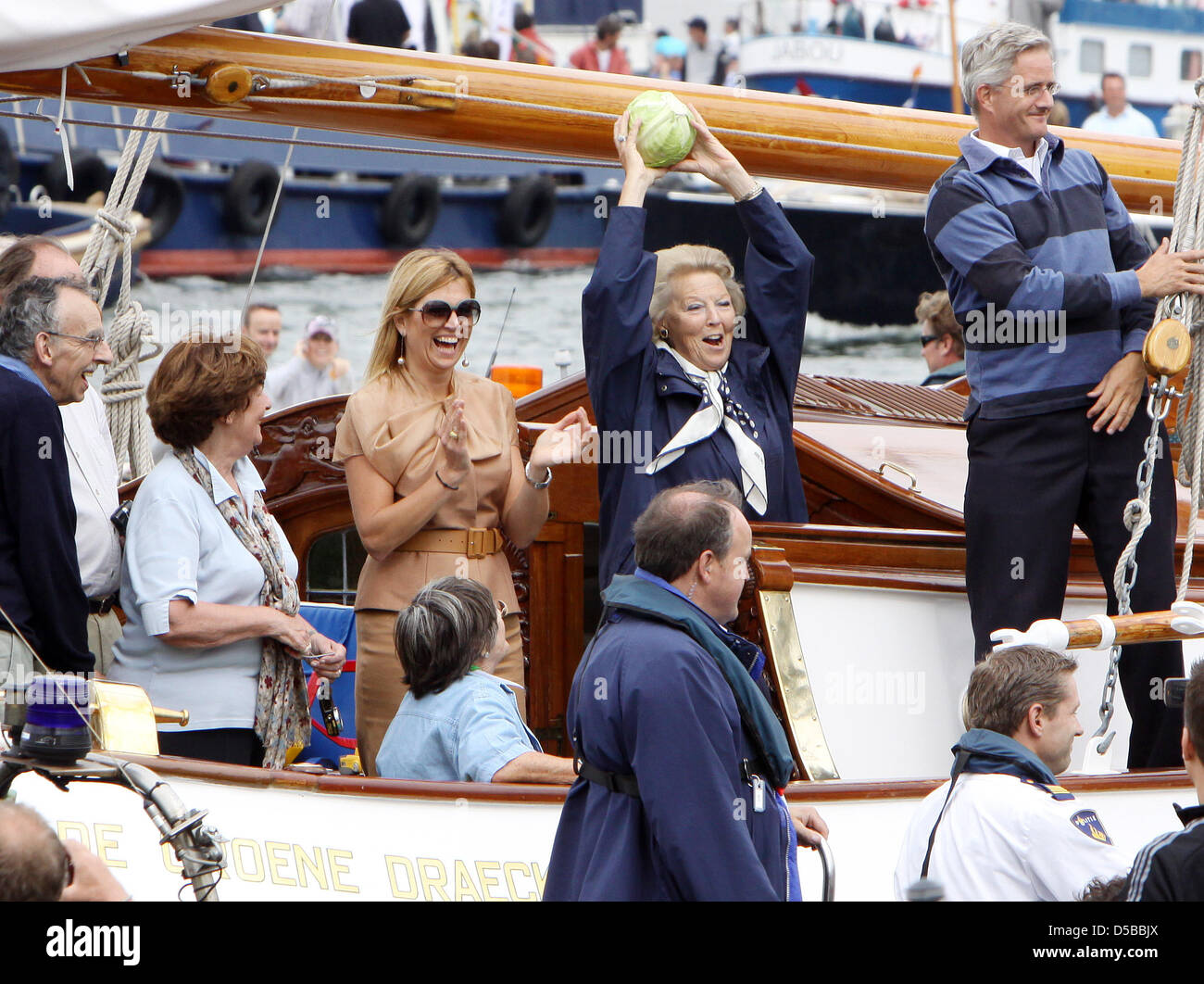 Niederländischen Königin Beatrix (Mitte R) und Kronprinzessin Maxima (Mitte L) Segel auf dem eigenen Schiff "De Groene Dräck" an der historischen Segeln Ereignis Sail2010 in Amsterdam, Niederlande, 22. August 2010. Foto: Patrick van Katwijk Stockfoto