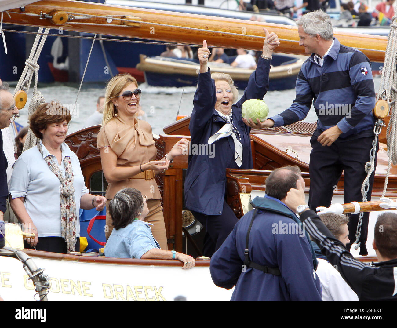 Niederländischen Königin Beatrix (Mitte R) und Kronprinzessin Maxima (Mitte L) Segel auf dem eigenen Schiff "De Groene Dräck" an der historischen Segeln Ereignis Sail2010 in Amsterdam, Niederlande, 22. August 2010. Foto: Patrick van Katwijk Stockfoto