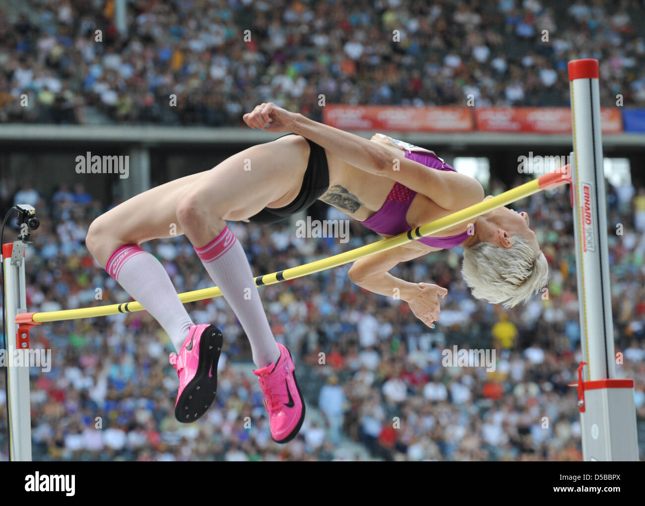 Deutsche Hochspringerin Ariane Friedrich löscht die Leiste der ISTAF World Challenge im Olympiastadion in Berlin, Deutschland, 22. August 2010. Friedrich fuhr fort, um den Wettbewerb zu gewinnen. Foto: Rainer Jensen Stockfoto