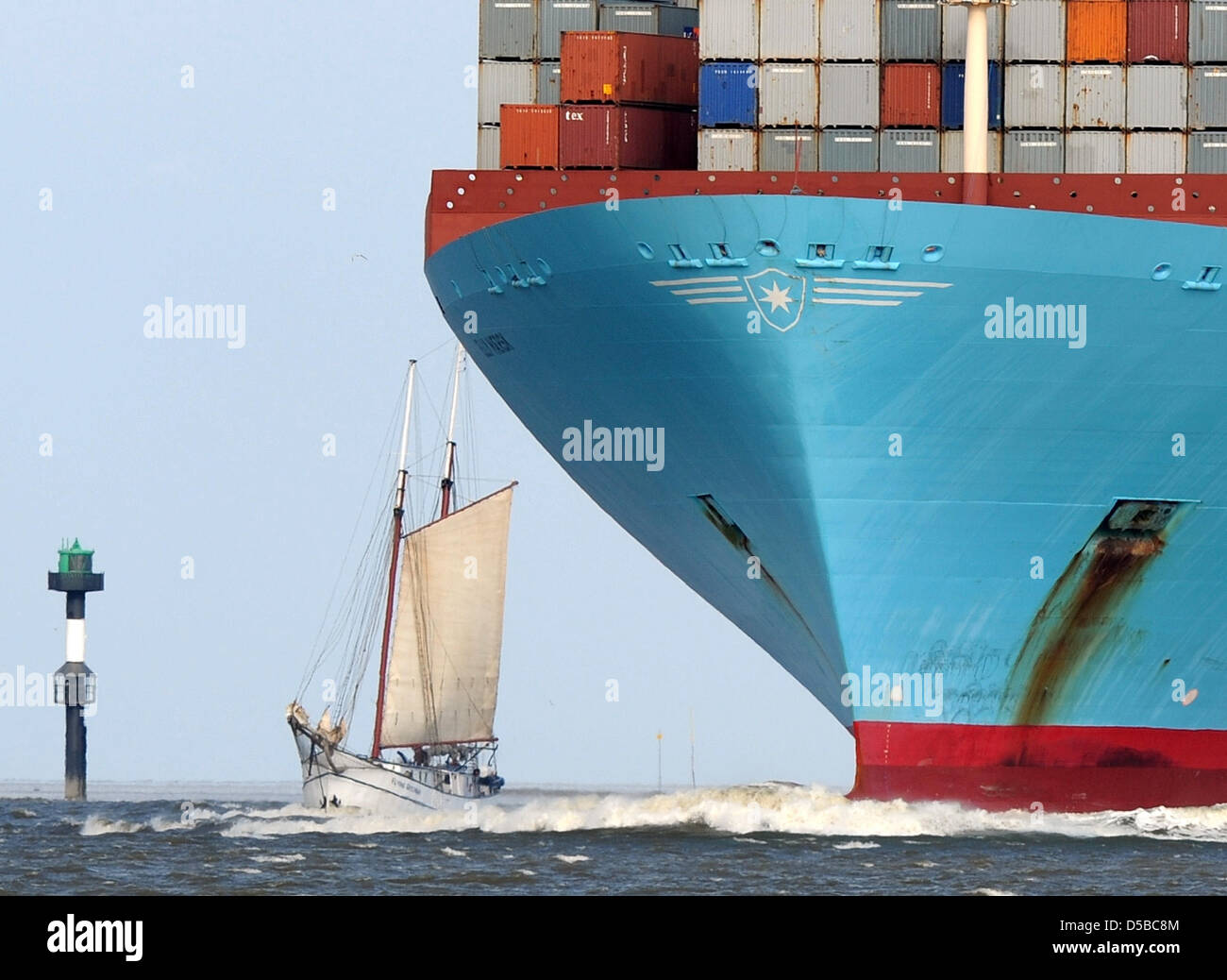 Das historische Segelschiff "Fliegende Holländer" trifft das Containerschiff "Elly Maersk" während der Windjammer-Parade "Sail 2010" in Bremerhaven, Deutschland, 25. August 2010. Mehr als 200 Schiffe aus 15 Nationen beteiligen sich an dem maritimen Festival (25-29 August 2010). Rund 1 Million Besucher werden erwartet, die Segeln-Begegnung in Bremerhaven zu besuchen. Foto: Ingo Wagner Stockfoto