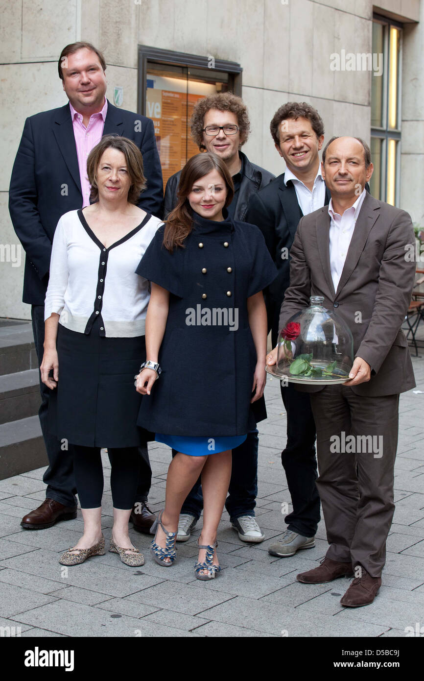 Dr. Michael Breugst, Pierre Alain Chartier, Aton Soumache, Brigitta Muehlenbeck, Annett Louisan, Olivier d'Agay, bei einem Fototermin Stockfoto