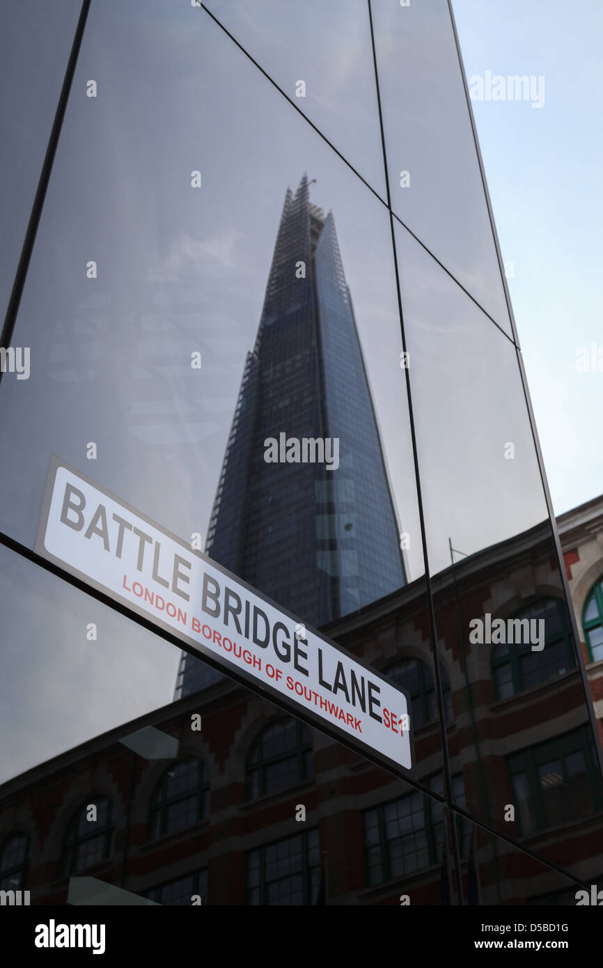 Die Scherbe angesehen als ein Spiegelbild eines Gebäudes auf Schlacht Bridge Lane Stockfoto