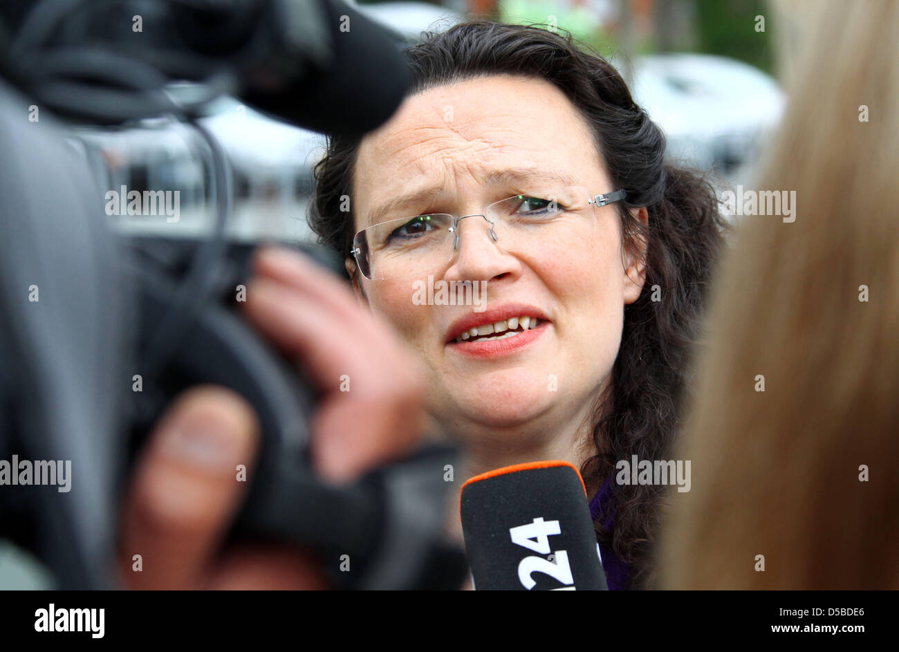 SPD-Generalsekretärin Andrea Nahles spricht über die umstrittenen Aussagen von SPD-Politiker Thilo Sarrazin in Schwerin, Deutschland, 26. August 2010. Foto: Jens Büttner Stockfoto