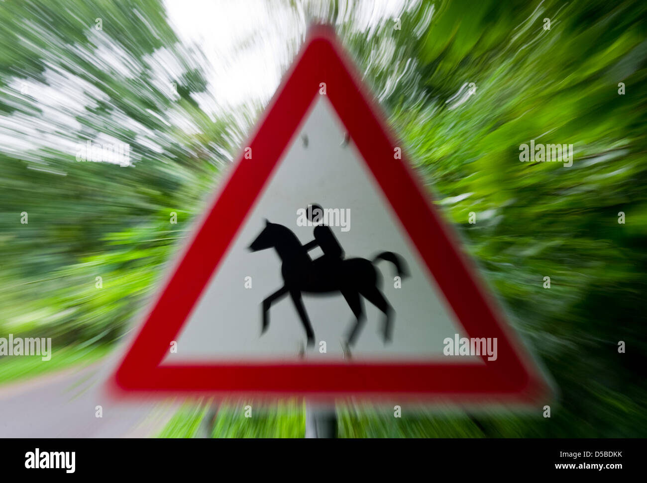 Ein Schild warnt Verkehrsteilnehmer der Fahrer in Frankfurt (Oder), Deutschland, 27. August 2010. Der vergangenen Nacht gingen mehr als 100 Pferde scheu während einer nächtlichen Prozession von jungen Fahrern im Emsland Niedersachsen und 39 verletzte, einige davon schwer. Foto: Patrick Pleul Stockfoto