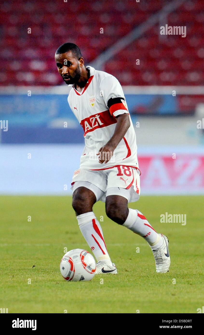 Stuttgarts Cacau Kontrollen den Ball während der UEFA Europa League spielen 2. Bein VfB Stuttgart Vs SK Slovan Bratislava in Stuttgart, Deutschland, 26. August 2010. Das Spiel 2-2, gebunden war hochschiebt Stuttgart, Gruppenphase gewinnen 3: 2-Gesamtsieg. Foto: Marijan Murat Stockfoto