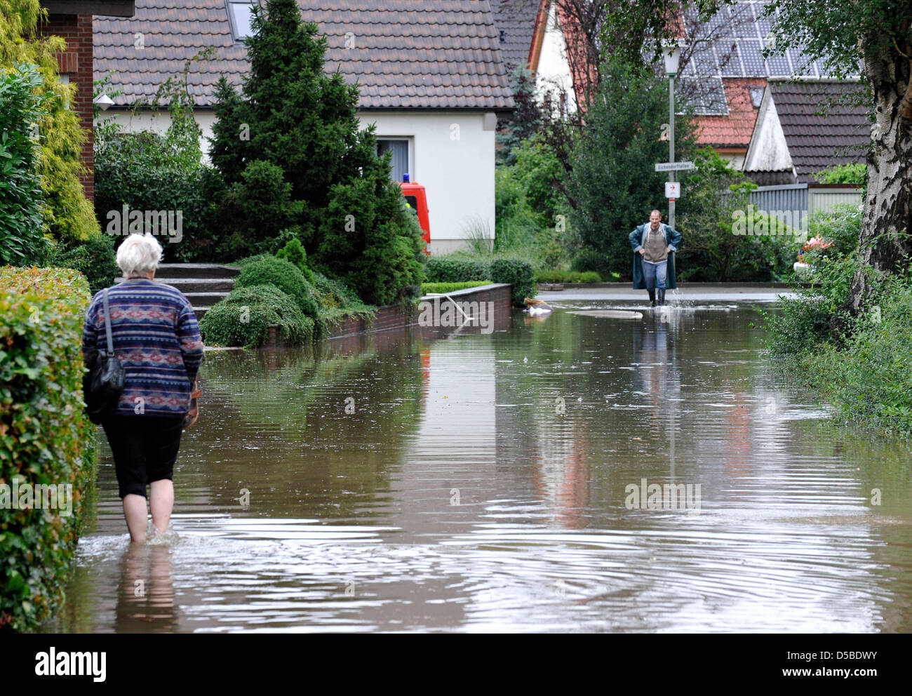 Feuerwehrleute während eines Einsatzes in Ochtrup-Langenhorst, Deutschland, 27. August 2010. Starke Regenfällen Überschwemmungen in der Gegend um den Fluss Vechte. Foto: RENE TILLMANN Stockfoto