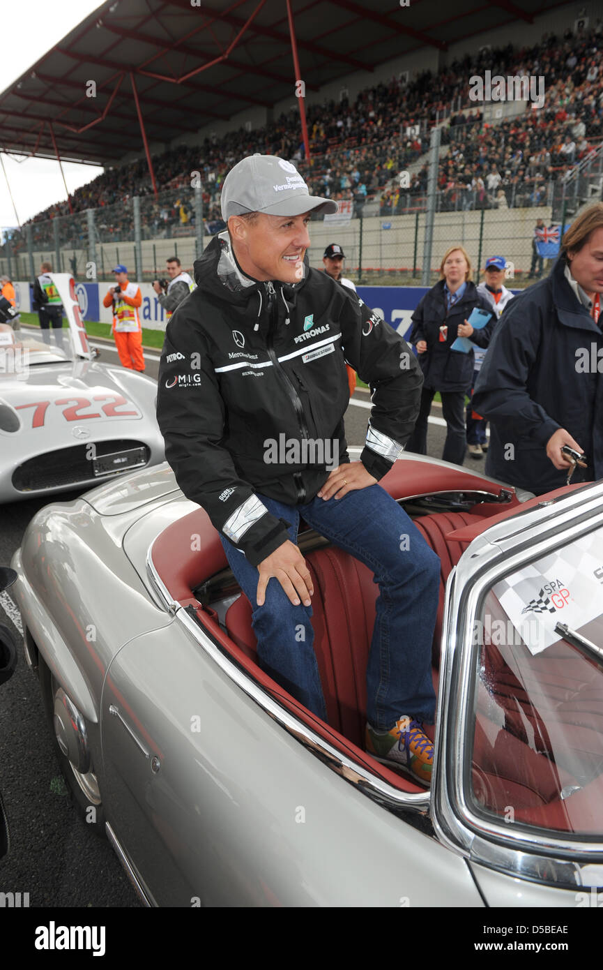 Deutscher Rennfahrer Michael Schumacher Mercedes GP sitzt in einem Oldtimer auf der Fahrer-Parade vor dem Start des belgischen Grand Prix auf der Rennstrecke von Spa-Francorchamps in der Nähe von Spa, Belgien, 29. August 2010. Die 2010 ist Formel 1 Grand Prix von Belgien am 29. August 2010 statt. Foto: PETER STEFFEN Stockfoto