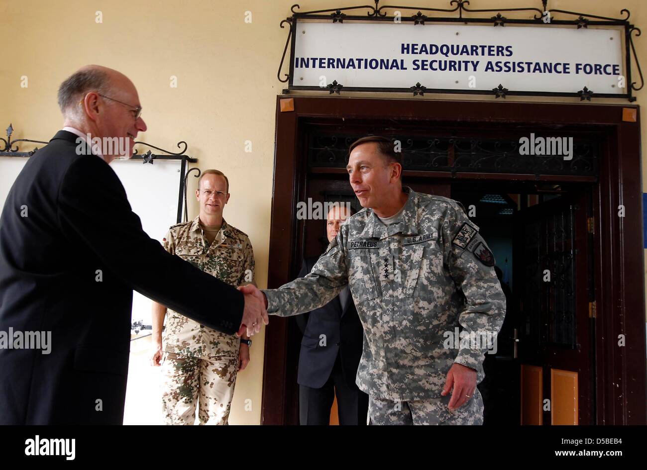 General David Petraeus (R), Kommandeur der ISAF und US Truppen in Afghanistan begrüßt Präsident des Deutschen Bundestages Norbert Lammert Hauptquartier der ISAF in Kabul, 29. August 2010. Lammert besucht Streitkräfte der Bundeswehr, die als International Security Assistance Force (ISAF) in Afghanistan tätig. Foto: FABRIZIO BENSCH Stockfoto