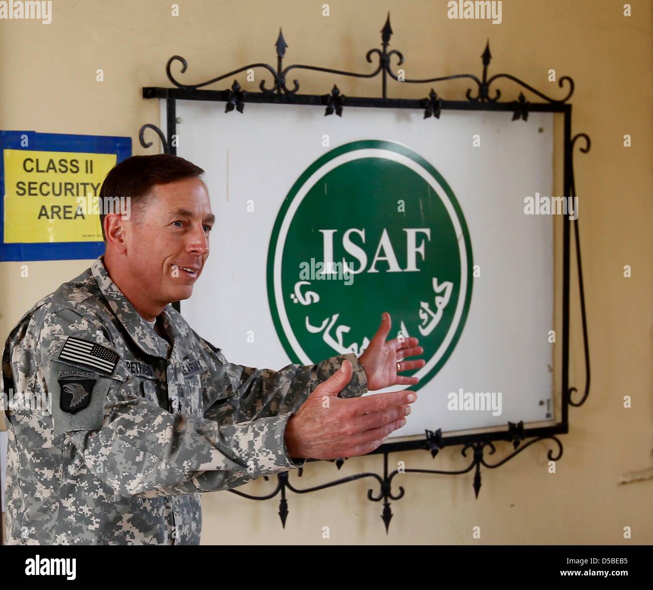 General David Petraeus, Kommandeur der ISAF und die US-Streitkräfte in Afghanistan, Gesten bei der Ankunft des Präsidenten des Deutschen Bundestages, Norbert Lammert (nicht in der Poicture), Hauptquartier der ISAF in Kabul, 29. August 2010. Lammert besucht Streitkräfte der Bundeswehr, die als International Security Assistance Force (ISAF) in Afghanistan tätig. Foto: FABRIZIO BENSCH Stockfoto