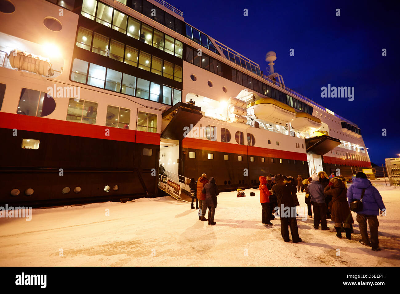 Fluggästen, die Hurtigruten MS Midnatsol Schiff in der Nacht in Vardo Finnmark-Norwegen-Europa Stockfoto