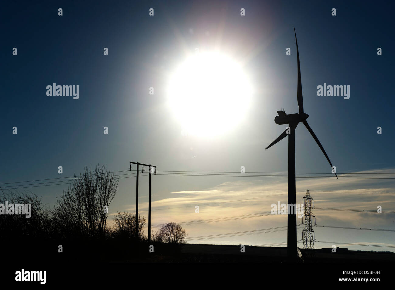 Eine Windkraftanlagen auf Sancton Hill, East Yorkshire, auf die Yorkshire Wolds. Im Hintergrund ist ein ein Strommast und Pol. Stockfoto