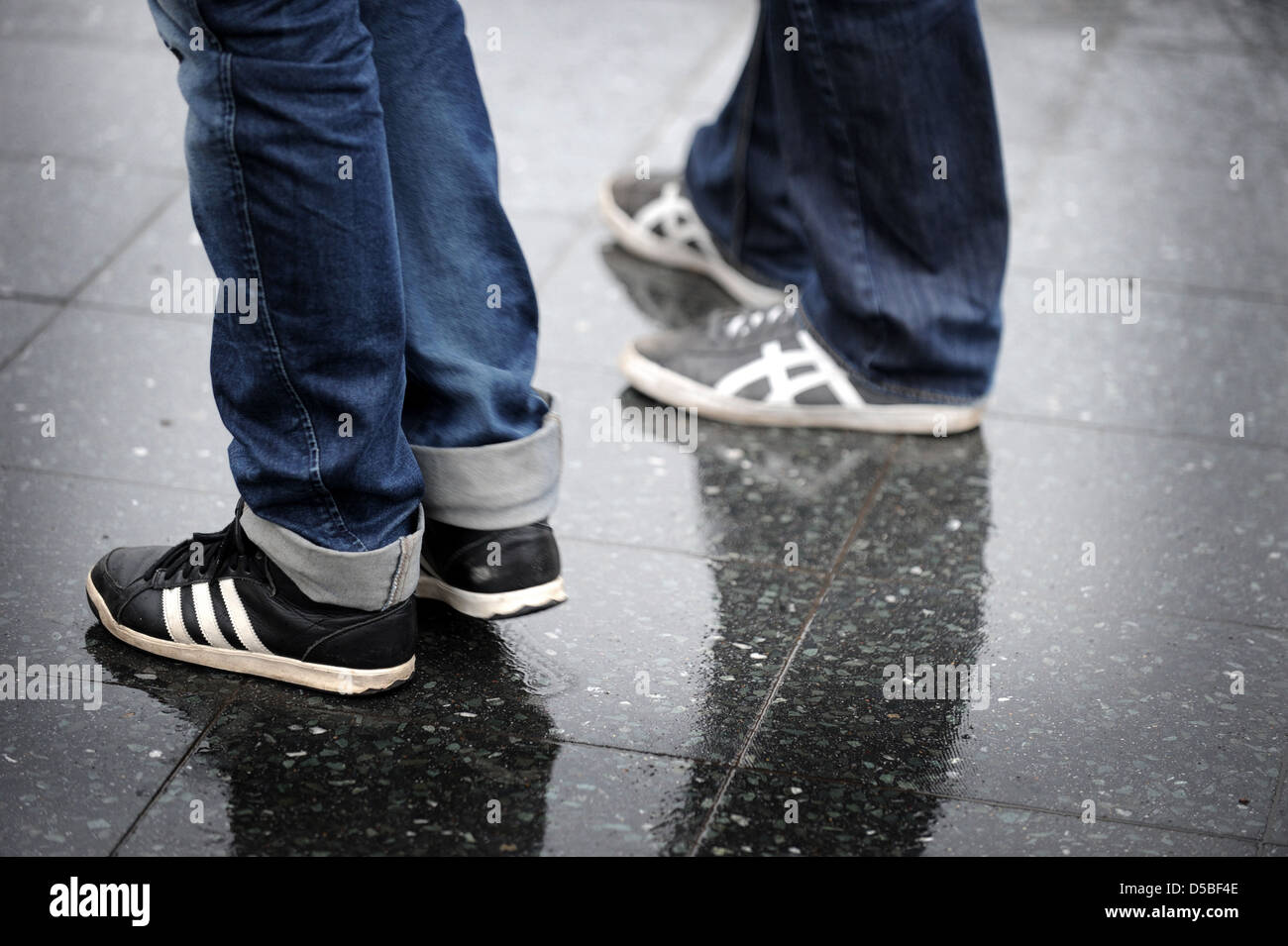 Berlin, Deutschland, Menschen tragen Sportschuhe Stockfoto