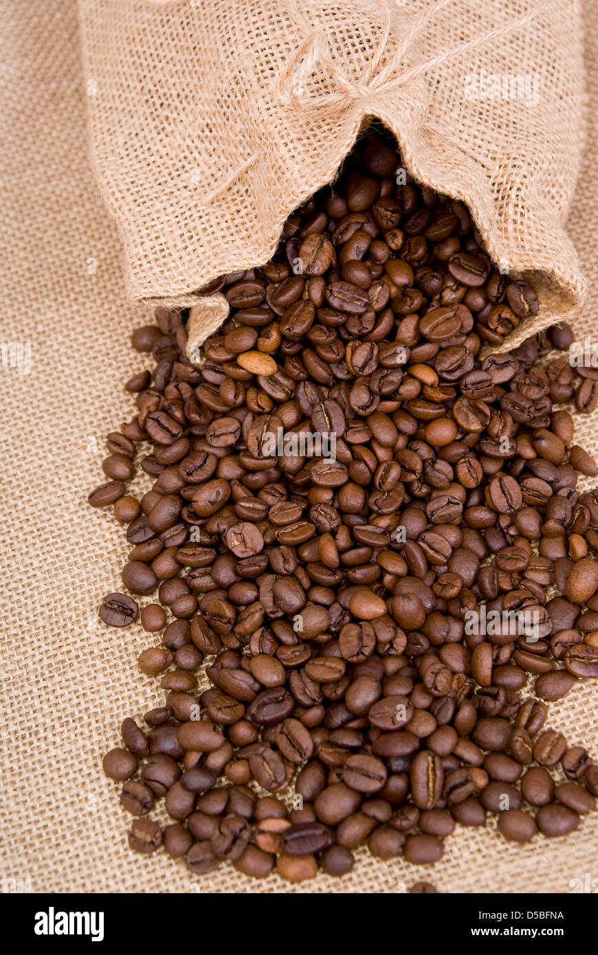 Verschüttetes Getreide Kaffee mit Tasche Stockfoto