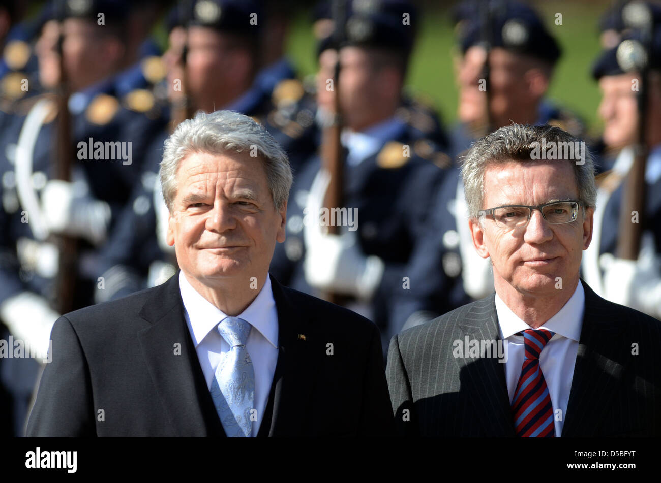 Berlin, Deutschland, Bundespräsident Joachim Gauck, links, und Verteidigungsminister Thomas de Maziere, CDU Stockfoto