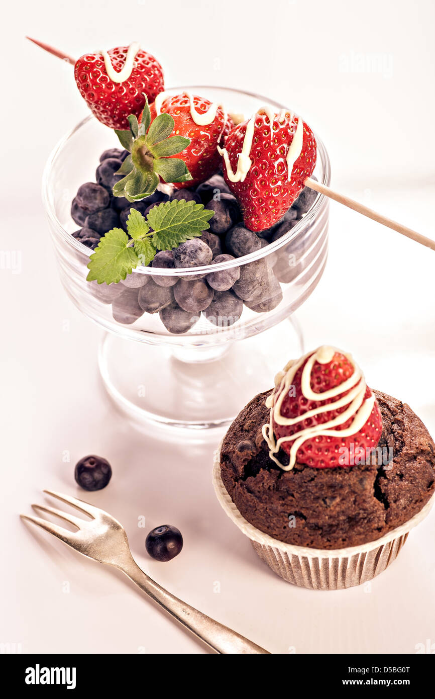 ein Teller mit Muffin und Erdbeere Stockfoto
