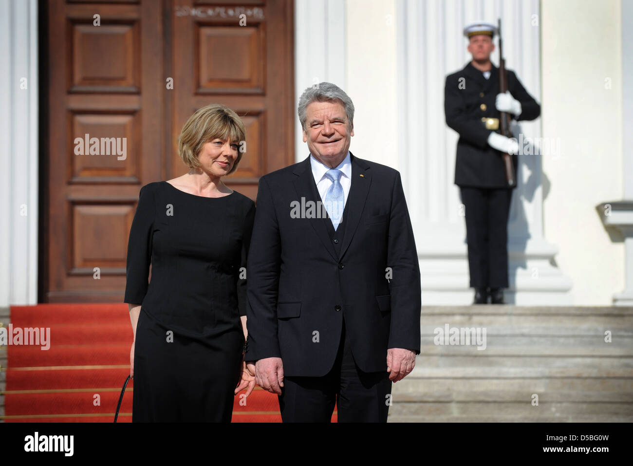 Berlin, Deutschland, Bundespräsident Joachim Gauck mit seiner Freundin Daniela Schadt vor Schloss Bellevue Stockfoto