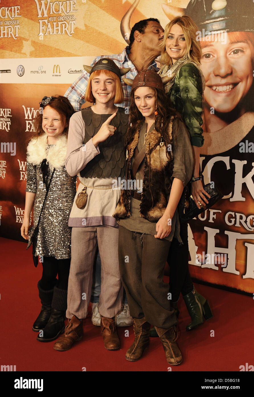 Günther Kaufmann Eva Padberg Jadea Mercedes Diaz Jonas Haemmerle und Valeria Eisenbart bei der Premiere des Films "Wickie Stockfoto