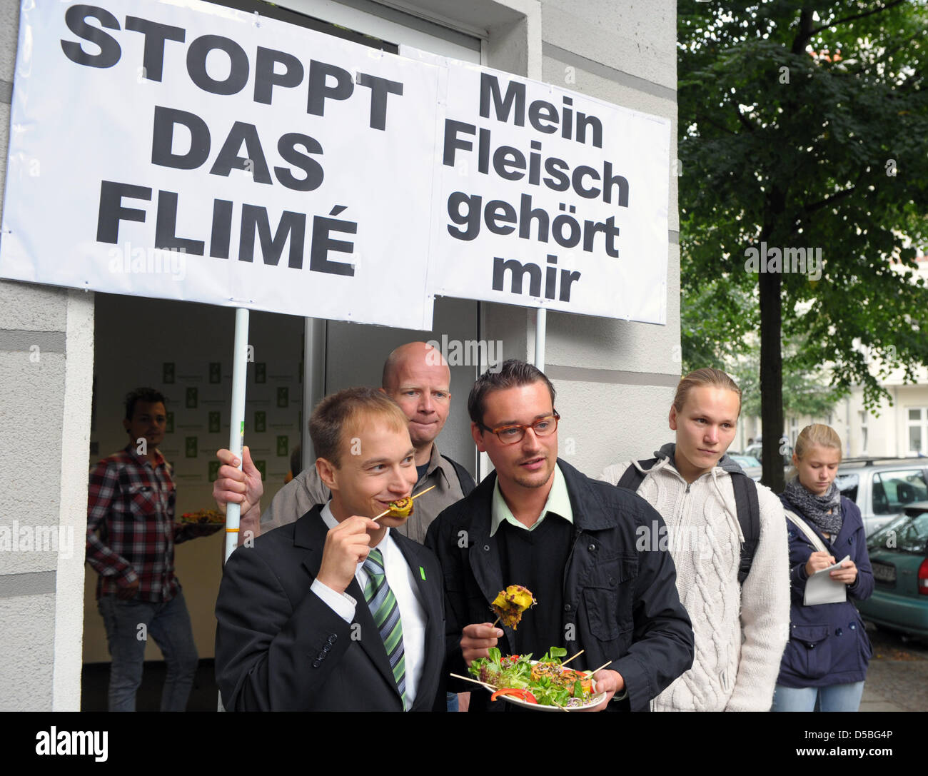 Sebastian Zoesch (L) und Thomas Richter (3-L) des Vereins Deutsche vegetarische posieren vor einem Haus im Bezirk Friedrichshain in Berlin, Deutschland, 2. September 2010. Der Verein hatte die Eröffnung ihres Amtes in der deutschen Hauptstadt beworben, mit der Ankündigung der Eröffnung der "Kannibale Diner". Die Organisation wurde von der deutschen Werbung Standa dafür kritisiert. Stockfoto