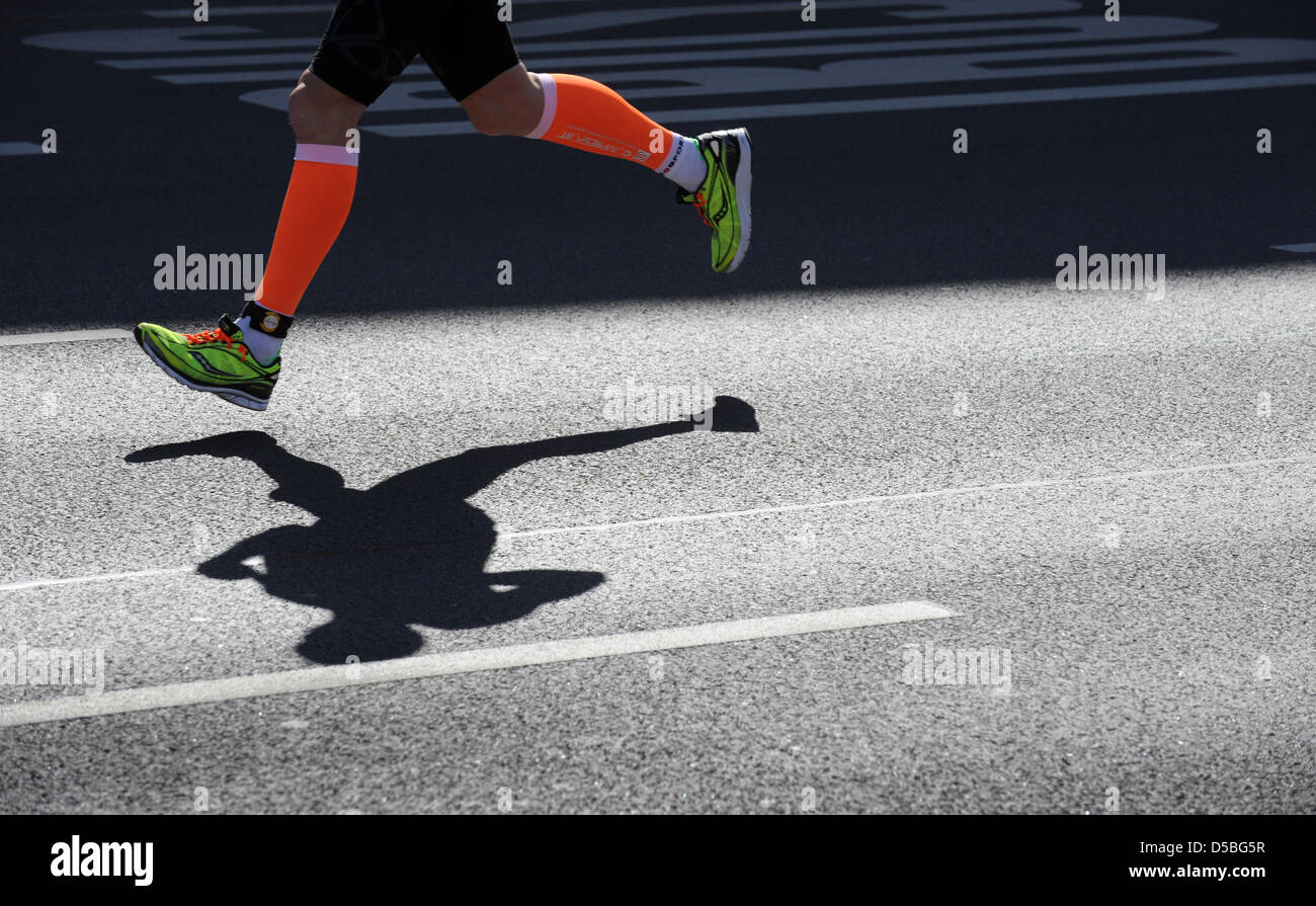 Berlin, Deutschland, beschuldigt ein Läufer Füße in der 32. Berliner Halbmarathon Stockfoto