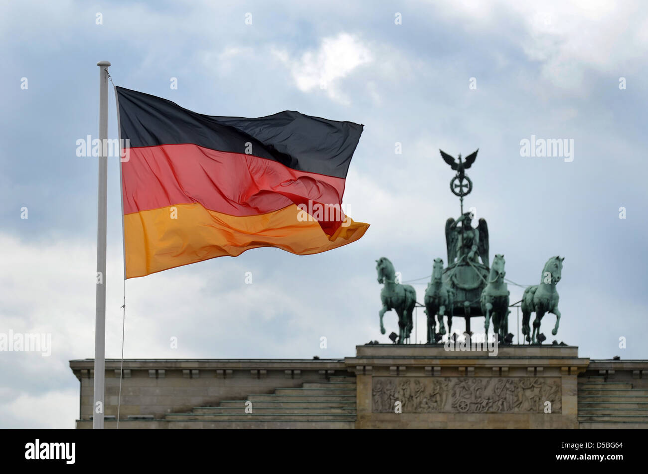 Deutschland Flagge Vor Dem Gebäude · Kostenloses Stock-Foto