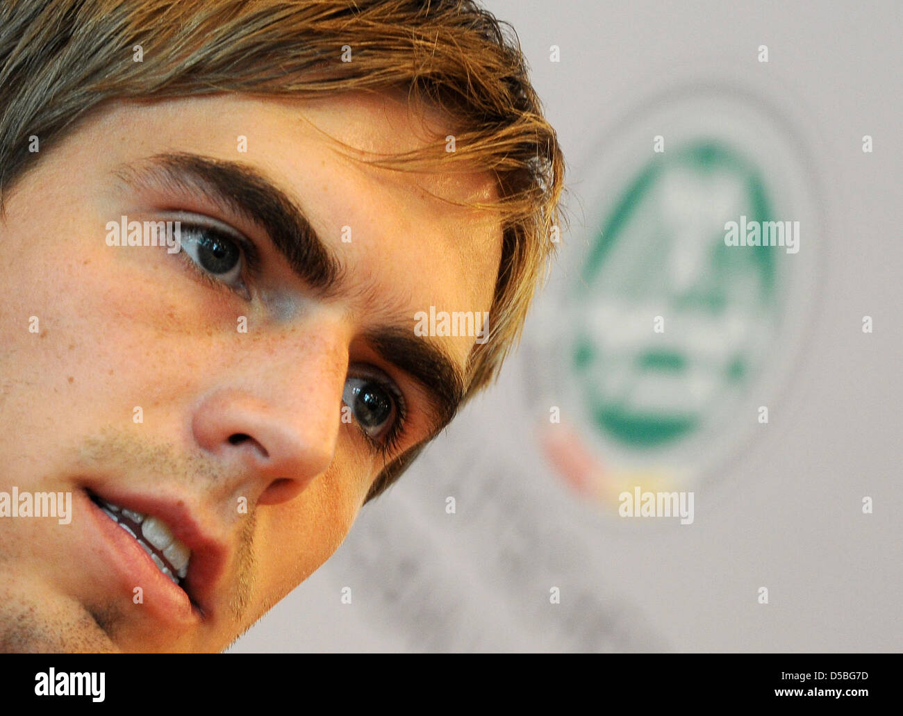 Deutsche Nationalspieler Philipp Lahm nimmt an einer Pressekonferenz mit dem Deutschen Fußballbund DFB in Brüssel, Belgien, 2. September 2010. Die deutsche Nationalmannschaft spielt ihre erste EM-Qualifikationsspiel gegen Belgien am 3. September 2010. Foto: Achim Scheidemann Stockfoto