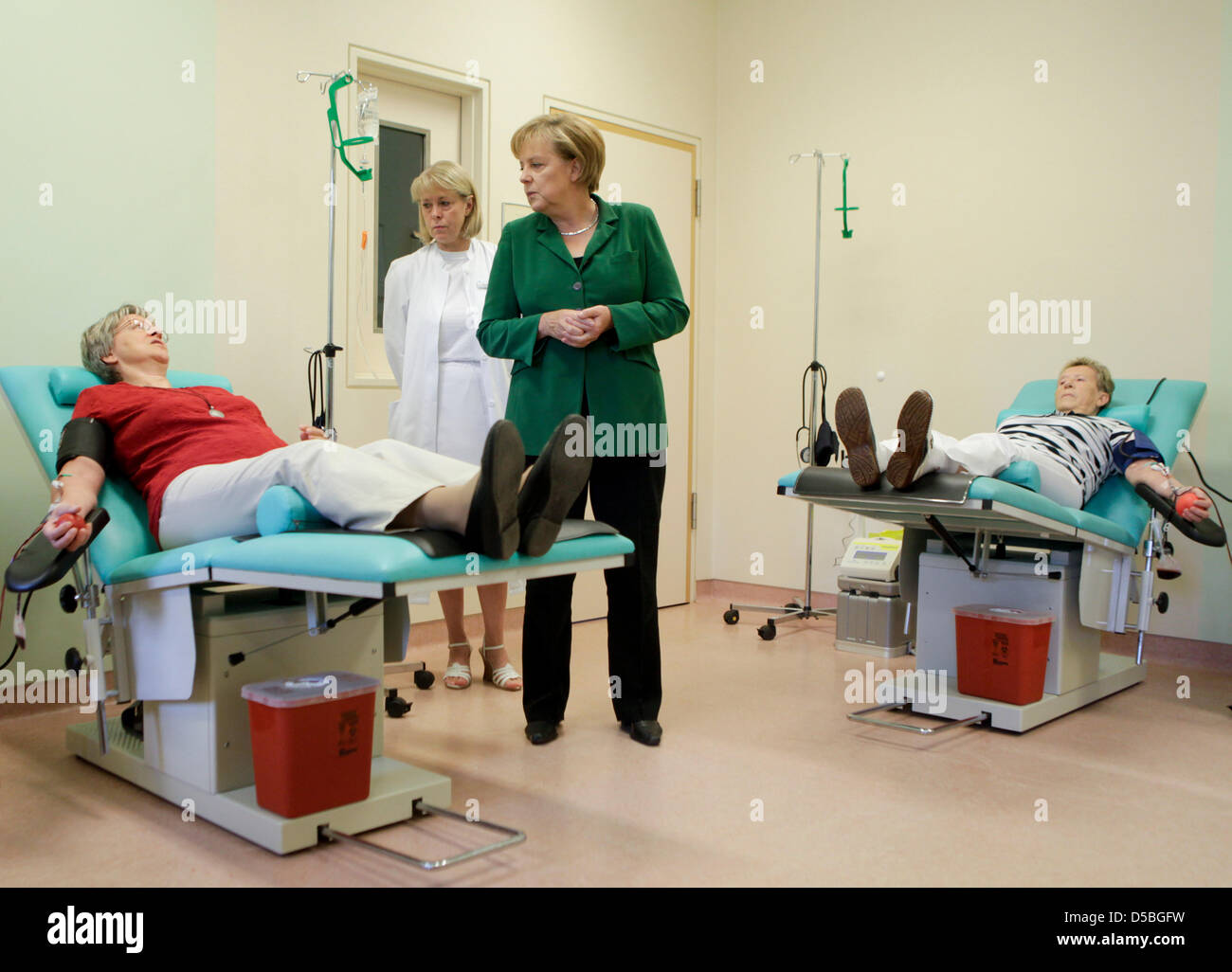 Bundeskanzlerin Angela Merkel (2 L) im Gespräch mit Patienten in der