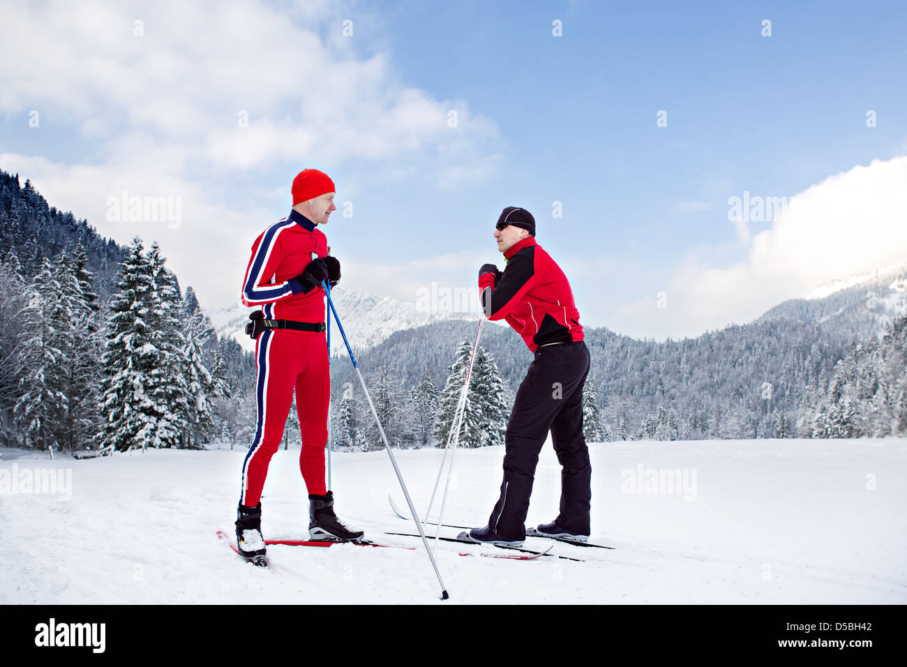 zwei Männer Langlauf vor Winterlandschaft Stockfoto