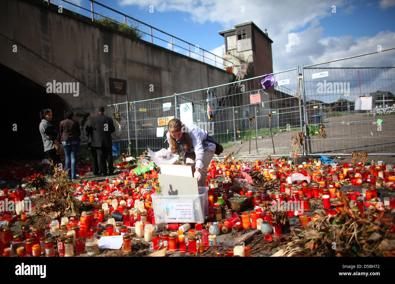 Freiwillige Anordnen von Elementen in einer Gedenkstätte in Gedenken an die Opfer der Loveparade-Katastrophe am Standort der Tragödie in Duisburg, Deutschland, 4. September 2010. Duisburg kommunalen Mitarbeitern und freiwilligen Helfern Elemente der Trauer über die Tragödie Website gesammelt und arrangiert einen Memorial-Glaskubus. Am 24. August 2010 21 Menschen starben und Hunderte wurden verletzt, während eine Massenpanik bei Love Parad Stockfoto