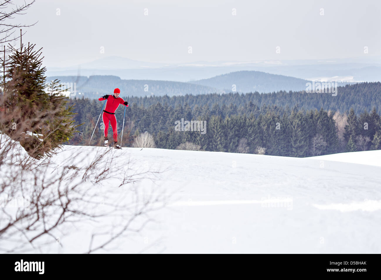 Ein Mann-Langlauf vor Winterlandschaft Stockfoto