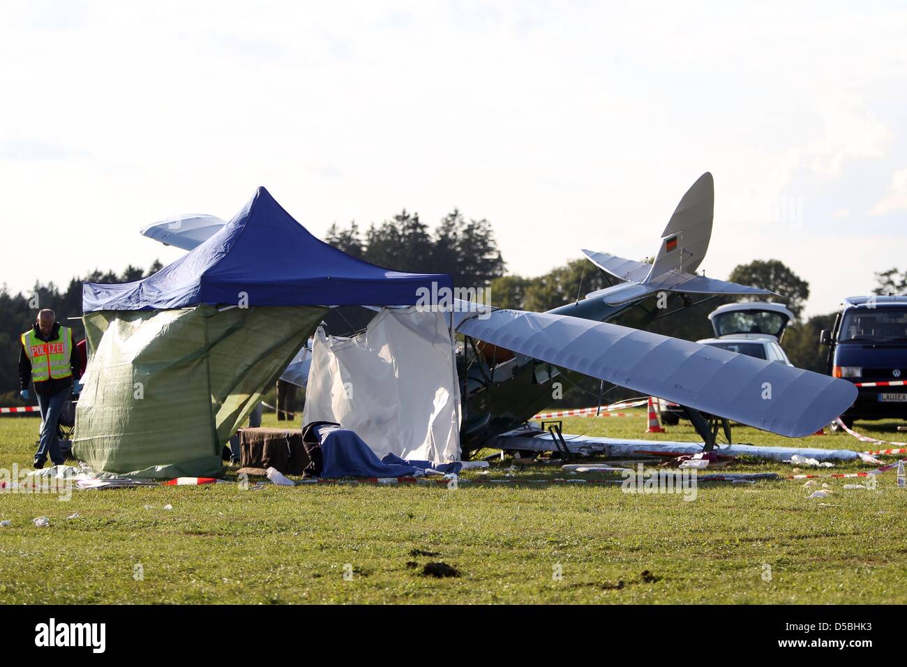 Ein Abgestürtzter Doppeldecker-so bin Sonntag (05.09.2010) Bei Schnaittach (Mittelfranken) Auf Dem Segelflugplatz Lauf-Lillinghof. Studienabschnitte Einer Flugshow ist Das Flugzeug aus Noch Ungeklärter Rosalind Beim Starten in Die Zuschauermenge Gestürtzt. Dabei Kamen Eine Person Ums Leben, Etwa 20 Personen Wurden Verletzt. Foto: Daniel Karmann Dpa/lby Stockfoto