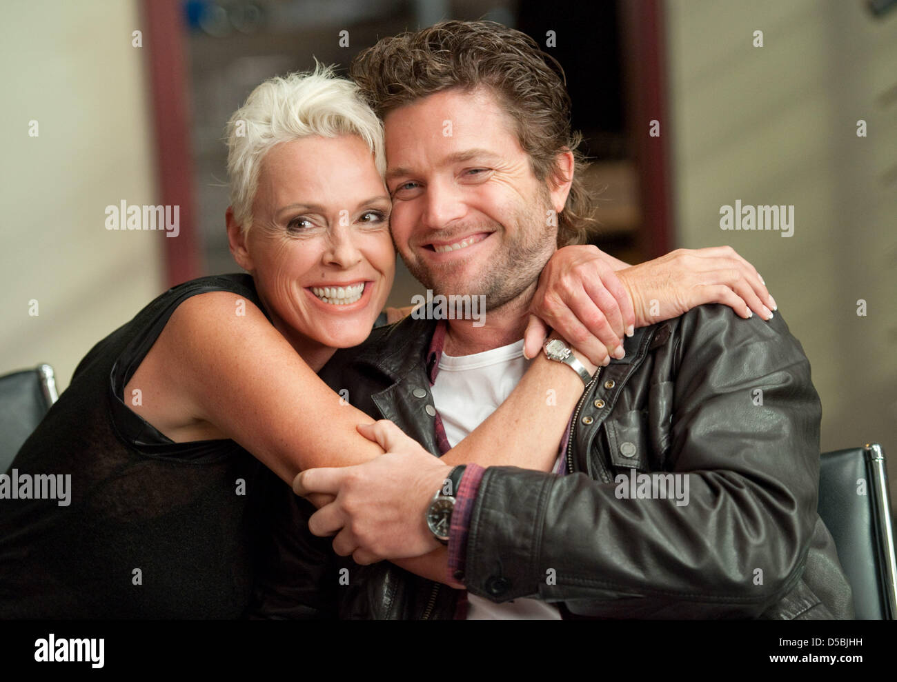 Dänische Schauspielerin Brigitte Nielsen und Schauspieler Peter Ketnath führen in ein Foto-Shooting für die deutsche Krimiserie "SOKO Stuttgart" in Stuttgart, Deutschland, 7. September 2010. Foto: Uwe Anspach Stockfoto