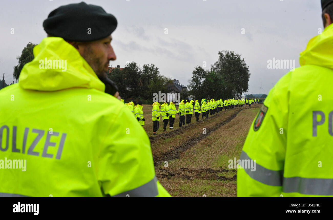 Polizisten suchen einen Maisfeld Ten-Year-Old vermissten Mirco in der Nähe von Straelen, Deutschland, 7. September 2010. Der junge Fahrrad wurde gefunden, doch gibt es keine andere Spur von Mirco. Polizei würde eine Straftat nicht ausschließen. Foto: RENE TILLMANN Stockfoto