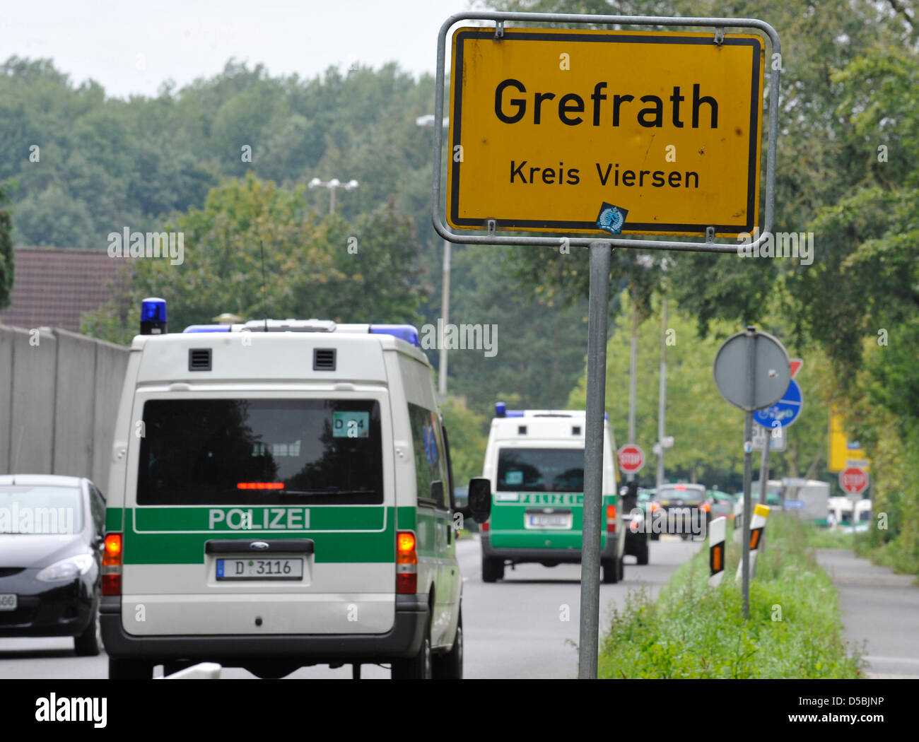 Polizei kommt in die Heimatstadt der fehlenden zehn-jährige Mirco in Grefrath, Deutschland, 7. September 2010. Der junge Fahrrad wurde gefunden, doch gibt es keine andere Spur von Mirco. Polizei würde eine Straftat nicht ausschließen. Foto: RENE TILLMANN Stockfoto