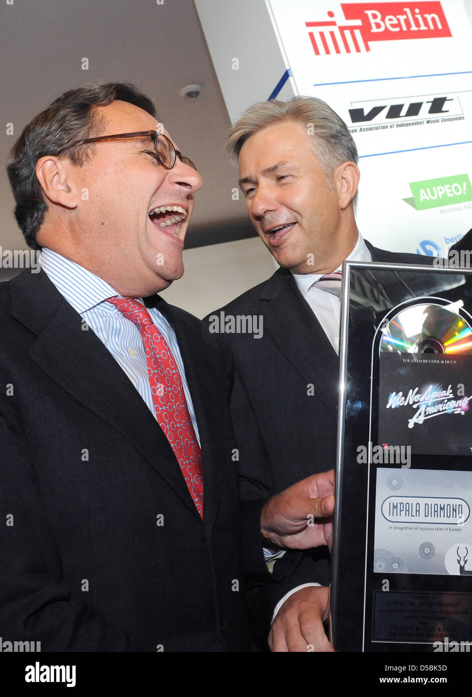 Deutscher Minister für Wirtschaft und Technologie Hans-Joachim Otto (L) und Berlins Regierender Bürgermeister Klaus Wowereit (SPD) besuchen die International Business Markt Popkomm auf dem stillgelegten Flughafen Tempelhof in Berlin, Deutschland, 8. September 2010. Nach einer einjährigen Pause findet die Messe dieses Jahr mit 470 ausstellenden Unternehmen und viele Bands, die geplant sind, während der Premiere durchzuführen. P Stockfoto