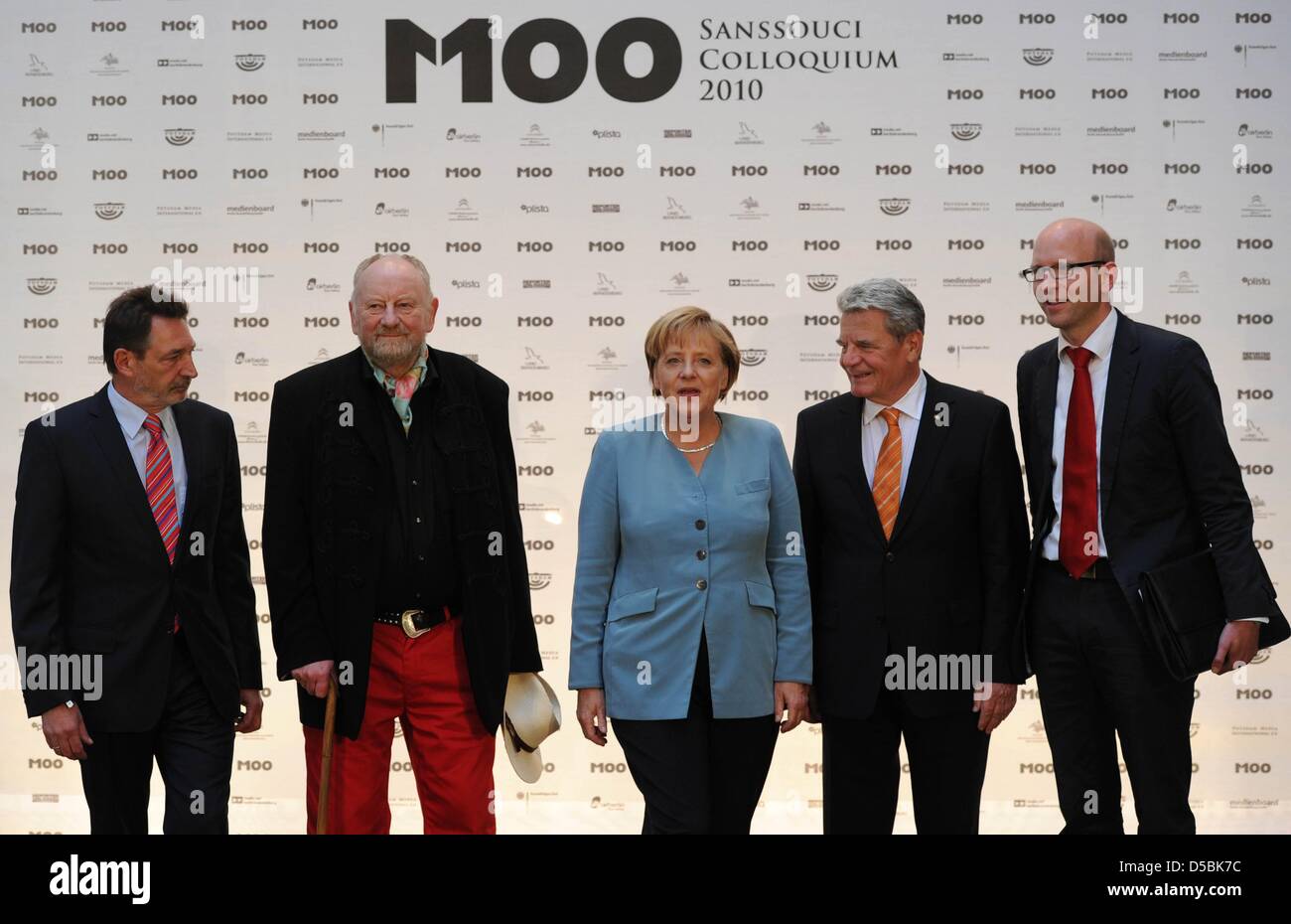 Bürgermeister von Potsdam Jann Jakobs (L-R), dänischen Karikaturisten Kurt Westergaard, Bundeskanzlerin Angela Merkel, ehemaliges Staatsoberhaupt der Bundesrepublik Kommissar für die Stasi-Archiv Joachim Gauck und M100 Geschäftsführer Moritz van Duelmen für ein Foto vor der Verleihung des M100 Medienpreises 2010 in Potsdam, Deutschland, 8. September 2010 stellen. Westergaard initiiert eine umstrittene mit 1 Stockfoto