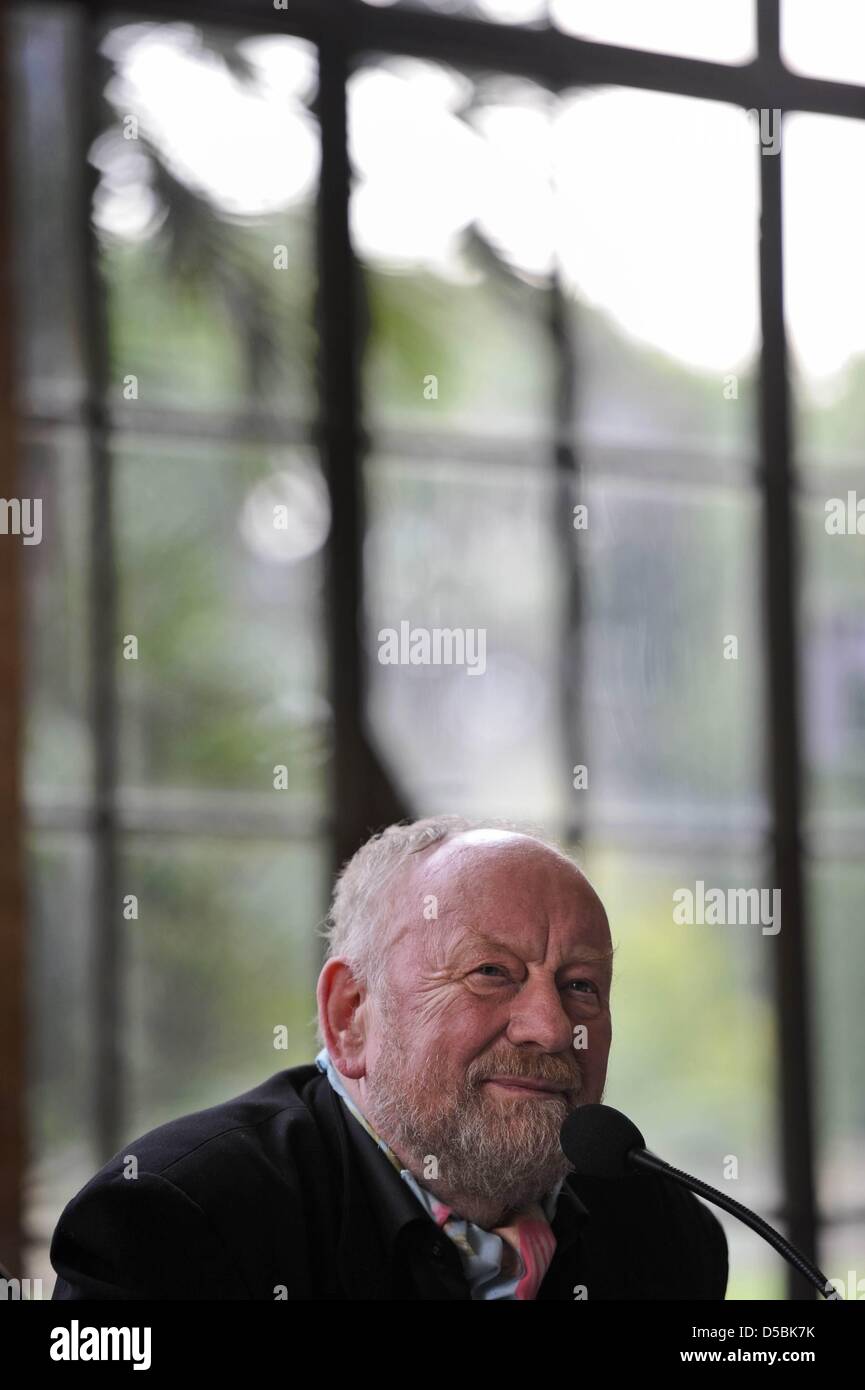 Dänischen Karikaturisten Kurt Westergaard beantwortet Fragen im Rahmen einer Pressekonferenz vor der Vergabe des M100 Medien Preis 2010 in Potsdam, Deutschland, 8. September 2010. Westergaard initiiert eine umstrittene mit 12 Karikaturen des Propheten Mohammed, die zunächst in einer dänischen Zeitung im Jahr 2005 veröffentlicht wurden. Die Zeichnungen löste Proteste in J Stockfoto