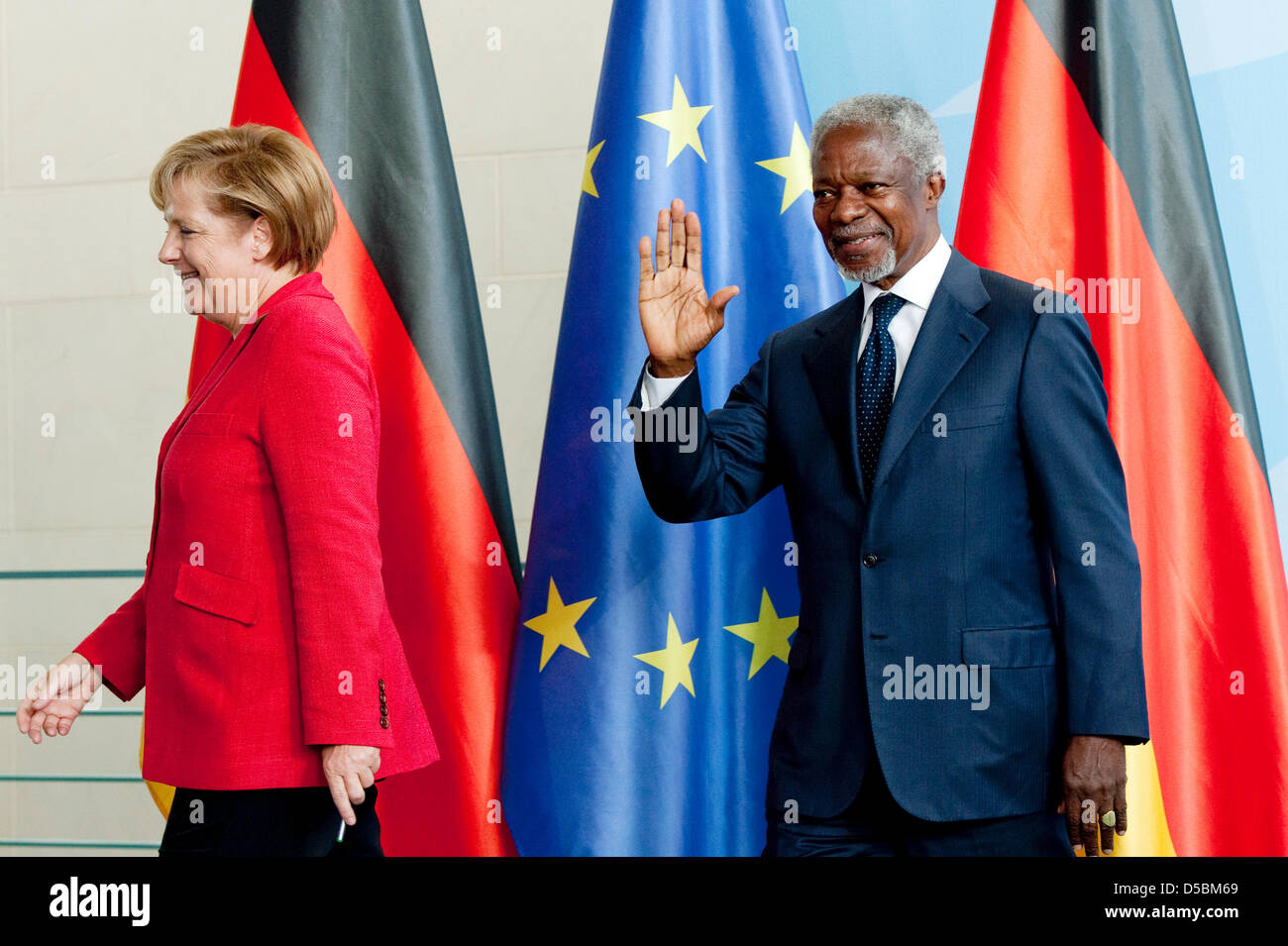 Bundeskanzlerin Angela Merkel lässt die Staatskanzlei mit dem ehemaligen UN-Generalsekretär Kofi Annan in Berlin, Deutschland, 10. September 2010. Merkel traf sich mit MDG (Millennium Development Goals) Konferenzteilnehmer, die Millenniums-Entwicklungsziele zu diskutieren. Foto: ROBERT SCHLESINGER Stockfoto