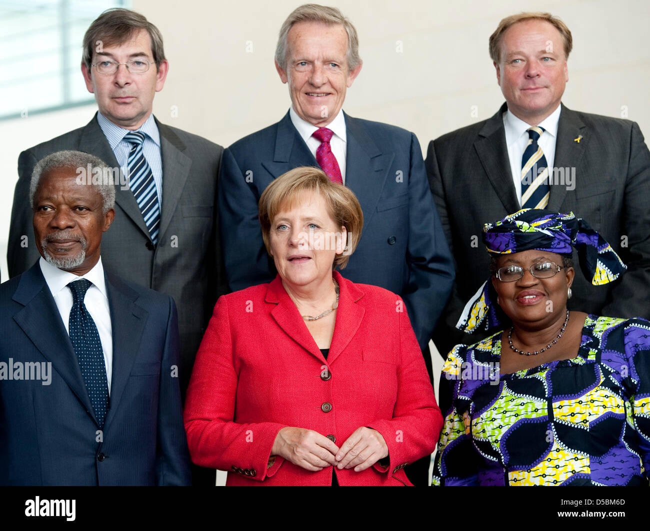 (hintere Reihe L, R:) Stellvertretender Vorsitzender der CSU/CDU deutschen parlamentarischen Fraktion Christian Ruck, norwegische Politikerin Tore Godal, deutsche Entwicklungsminister Dirk Niebel (untere Reihe L nach R:) ehemalige UN-Generalsekretär Kofi Annan; Bundeskanzlerin Angela Merkel und ehemaliger Außenminister von Nigeria Ngozi Okonjo-Iweala posieren für ein Foto in der Kanzlei in Berlin, Deutschland, 10 S Stockfoto