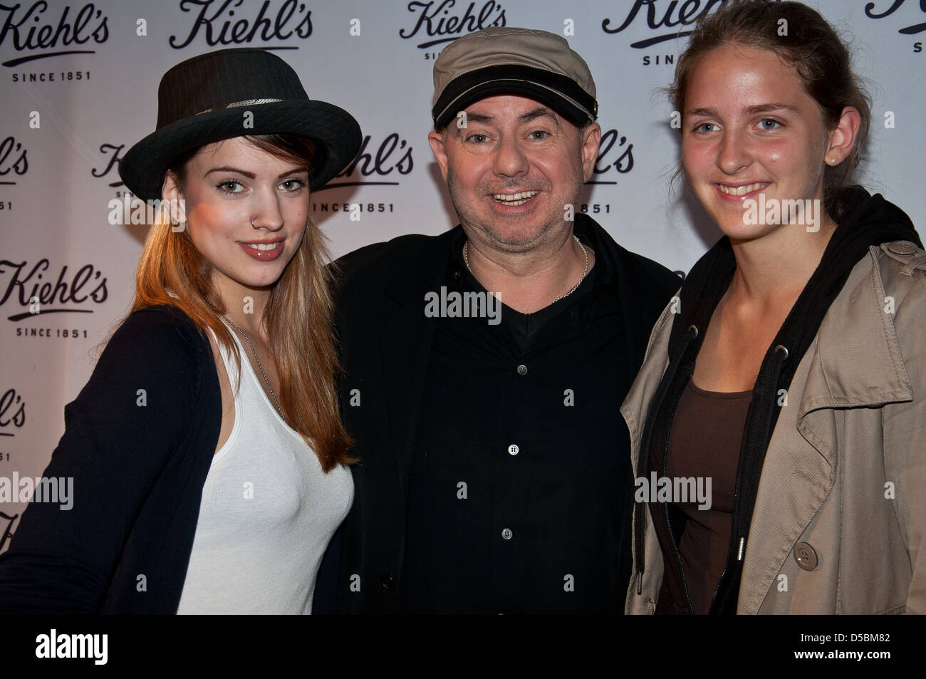 Jana und Helmut Zerlett bei Kiehl's Charity Vernissage in der Arty Farty Galerie, Köln - 21.07.2011Gorden Stockfoto