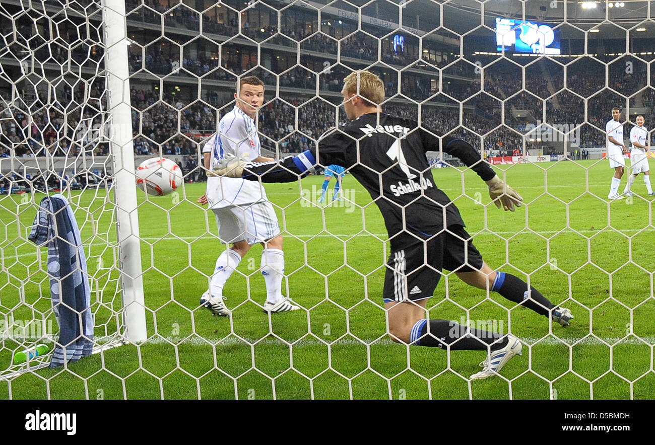 Schalke Torwart Manuel Neuer (R) und Alexander Baumjohann zusehen wie der Ball das Tor gelangt, nach ein Freistoß aus Hoffenheims Sejad Salihovic beim deutschen Bundesligisten Spiel Hoffenheim vs. Schalke in der Rhein-Neckar-Arena in Sinsheim, Deutschland, 10. September 2010. Hoffenheim gewinnt 2-0. Foto: Ronald Wittek (Achtung: EMBARGO Bedingungen! Die DFL ermöglicht die weitere Nutzung Stockfoto