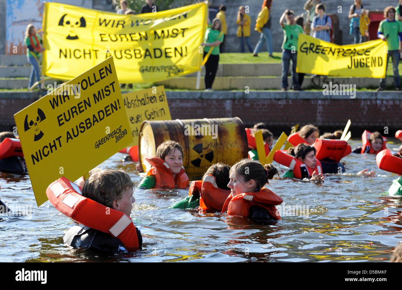 Unter dem Motto "Wir wollen nicht für deine Scheiße ausbaden" (auf Deutsch: Baden in deine Scheiße), 150 Greenpeace Aktivisten Baden in der Spree gegen die Verlängerung der Laufzeit Perioden für Kernkraftwerke in Deutschland, Berlin, 12. September 2010 zu demonstrieren. Foto: Tim Brakemeier Stockfoto