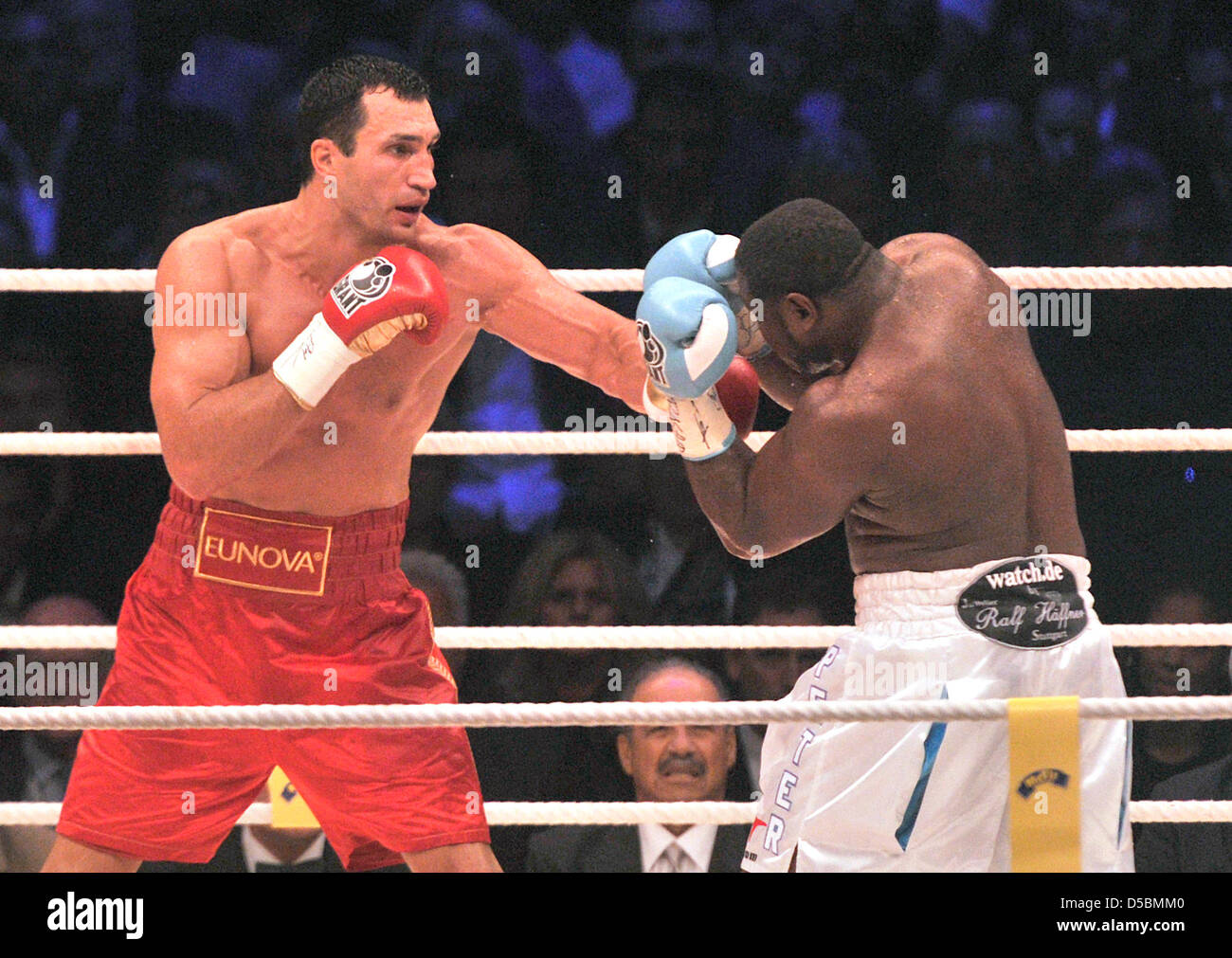 Wladimir Klitschko (R) aus der Ukraine Boxen gegen Samuel Peter aus Nigeria in der Commerzbank-Arena in Frankfurt am Main, Deutschland, 11. September 2010. Mit einem Sieg durch einen technischen k.o. in der zehnten Runde verteidigte Klitschko seinen Titel als World Champion der IBF, WBO und IBO. Foto: Marius Becker Stockfoto