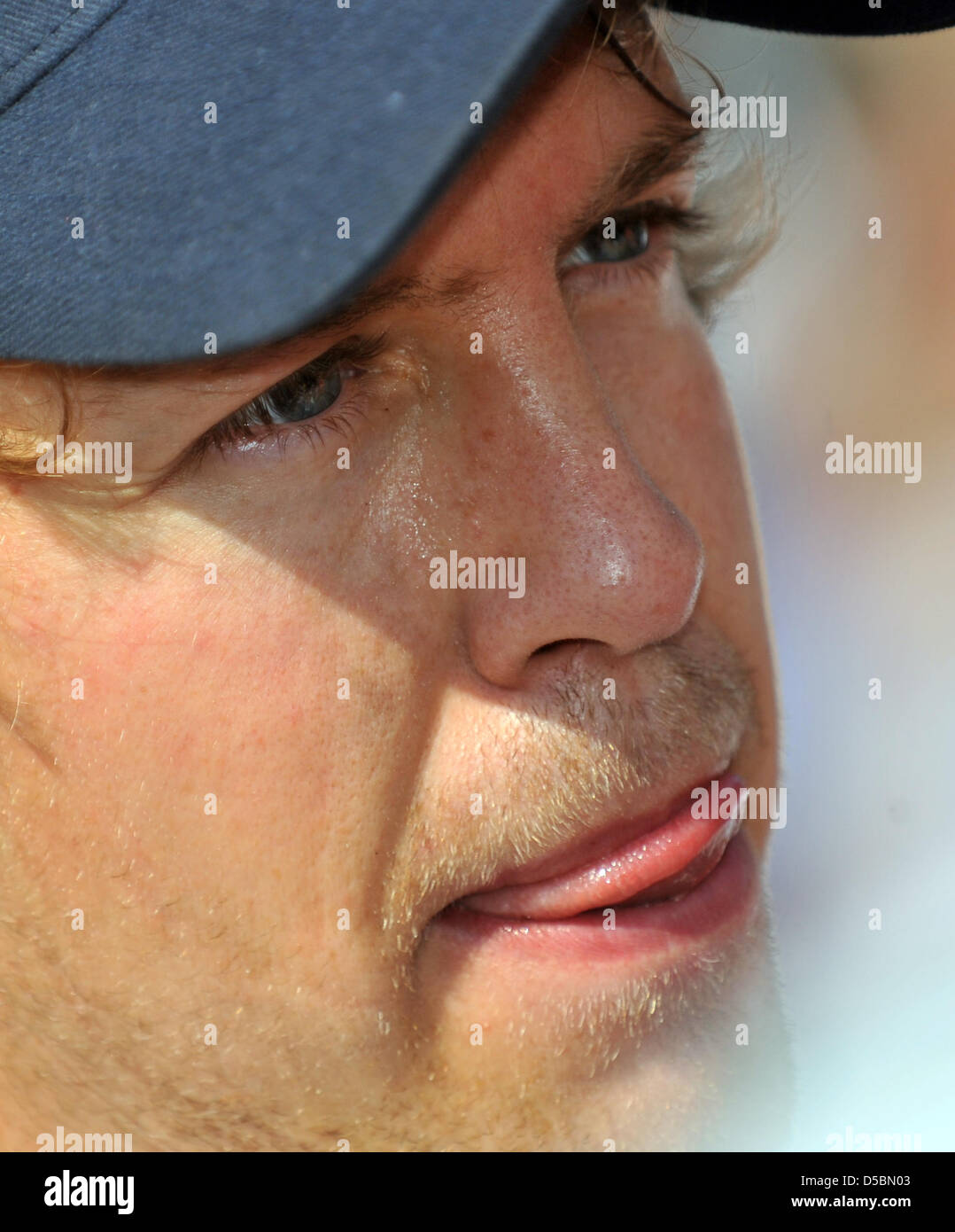 Deutschen Fahrer Sebastian Vettel von Red Bull im Gespräch mit Journalisten nach der 2010 Formel Eins italienischen Grand Prix auf dem Autodromo Nazionale in Monza, Italien, 12. September 2010. Foto: Peter Steffen Stockfoto